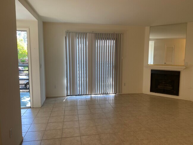 Family room - 1801 W Victory Blvd