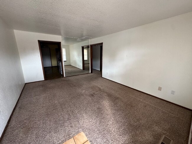Building Photo - 2 bed one bath duplex in Mustang, convenie...