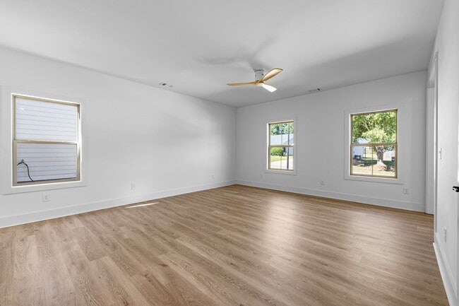 Building Photo - 3 Bedroom Walkable to Downtown Zebulon. Lawncare included!