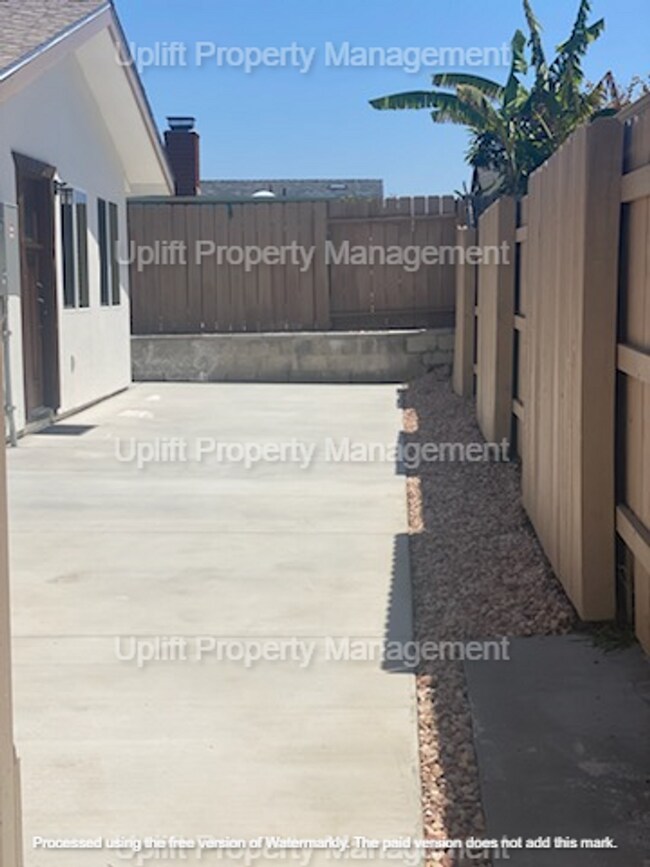 Building Photo - 2 bed, 1.5 bath Home in Mira Mesa AVAILBLE...