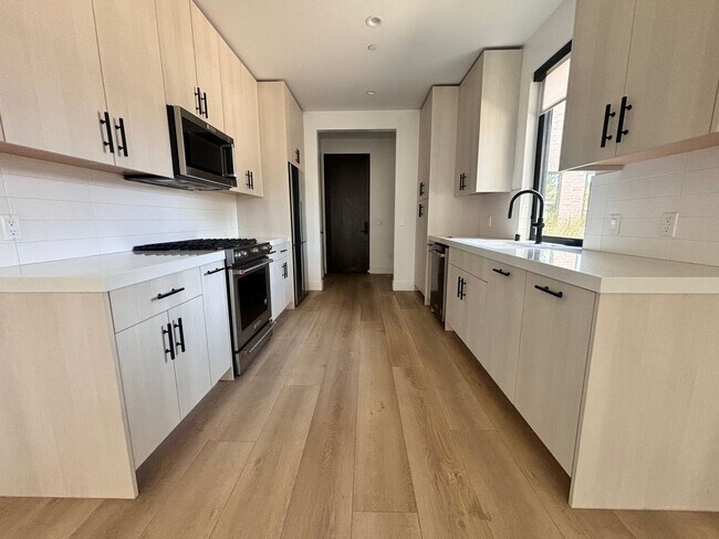 Building Photo - Luxury Living in the Heart of Downtown Encinitas