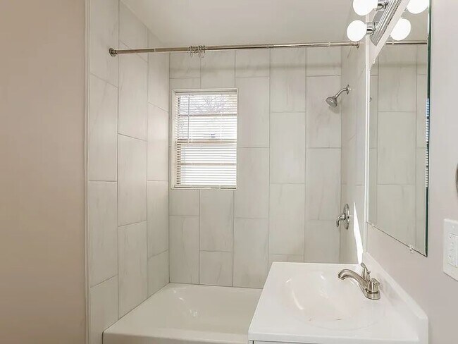 Foto del edificio - 5001 Gum Springs Rd