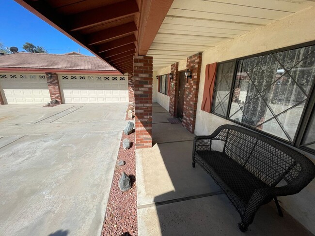 Building Photo - HESPERIA GOLF COURSE HOME with BONUS RV GA...