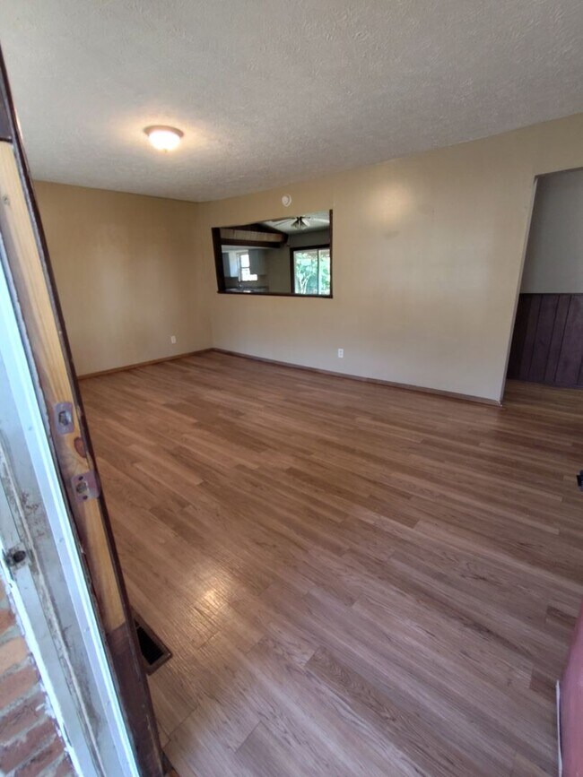 Building Photo - Beautiful 3 bedroom 1.5 bath with a 2 car garage