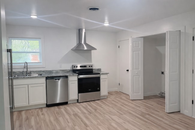 Building Photo - 2122 Sun Cir