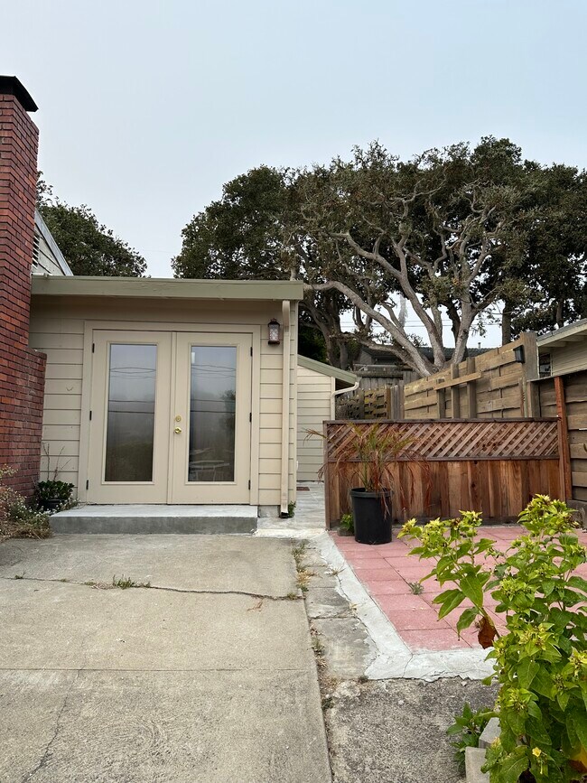 989 Via Verde Unit Cozy Guest House, Del Rey Oaks, CA 93940