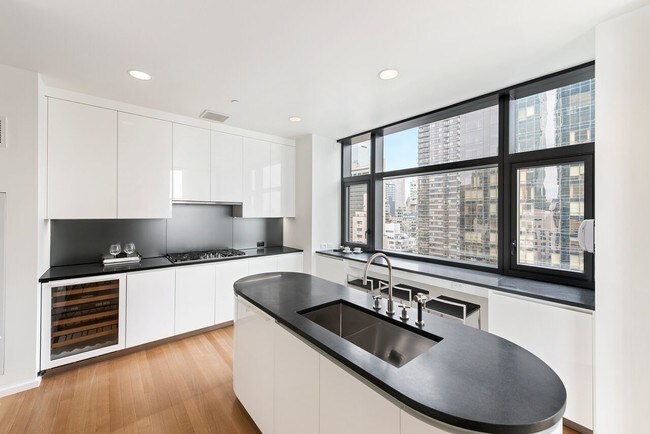 Building Photo - 345 E 46th St