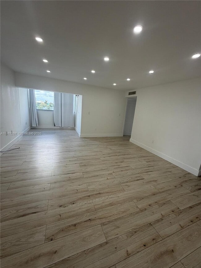 Foto del edificio - 750 NW 43rd Ave