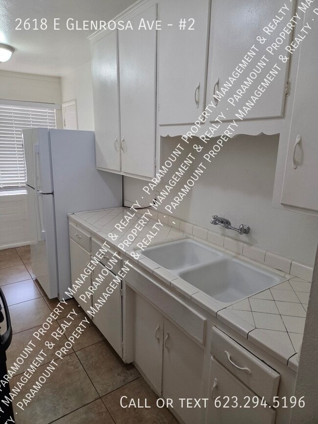 Building Photo - 2618 E Glenrosa Ave