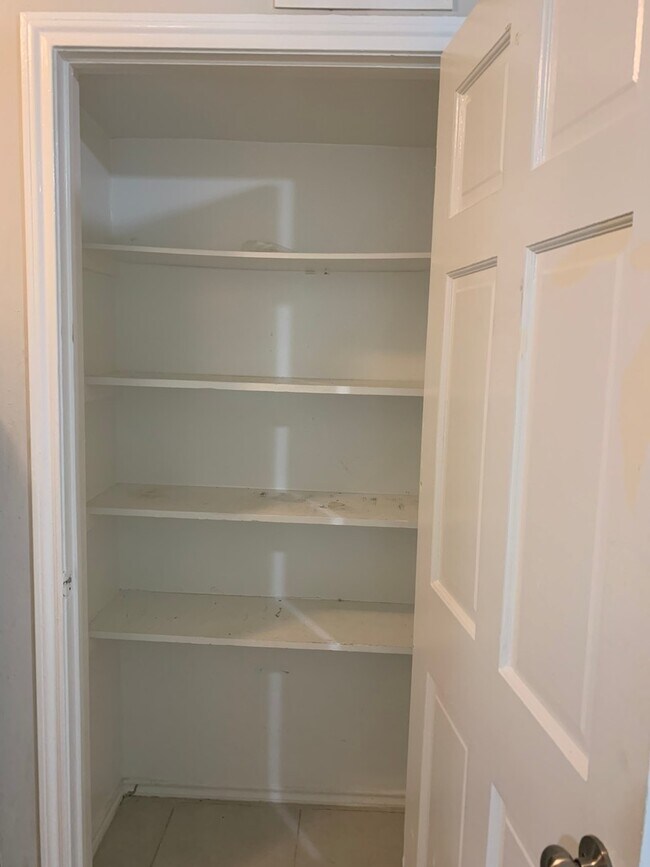 Building Photo - Beautiful recently remodeled apartment! / Apartamento recien remodelado