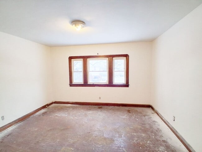 Building Photo - 3 BED, 1 BATH BEAUTIFUL SINGLE-FAMILY HOME IN CLEVELAND!