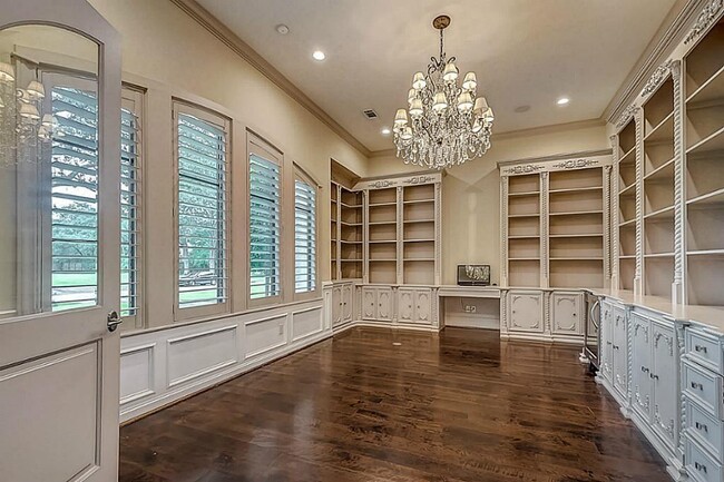 Foto del edificio - 5559 Holly Springs Dr