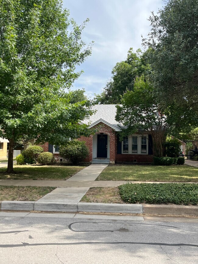 Building Photo - 3913 El Campo Avenue