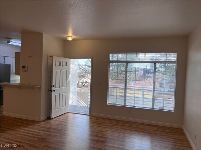 Building Photo - 1900 N Torrey Pines Dr