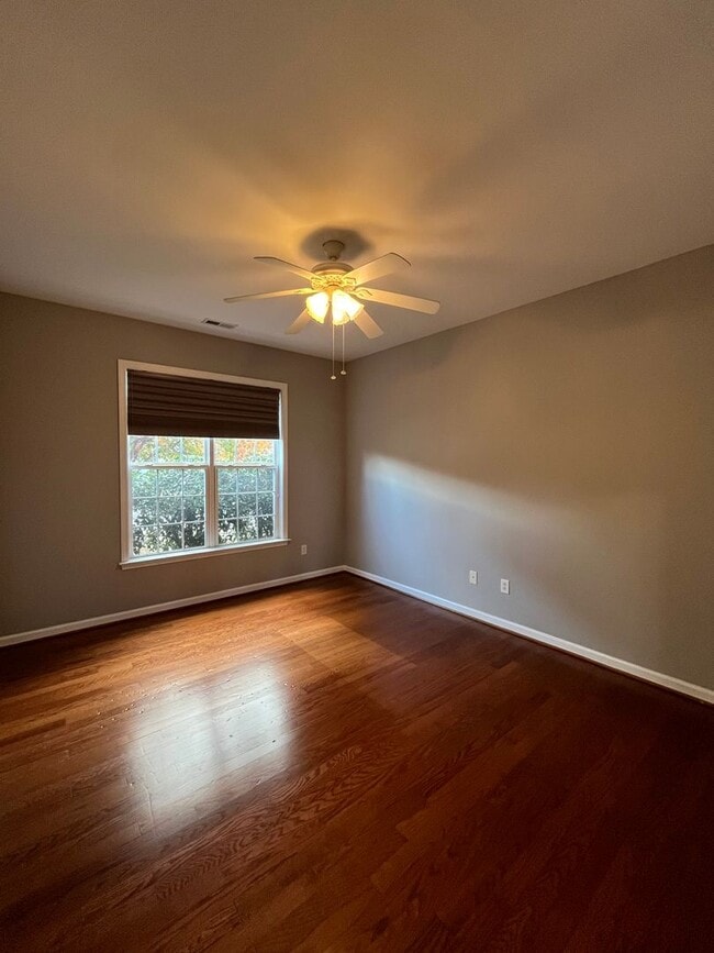 Foto del edificio - 128 Wild Thorn Ln