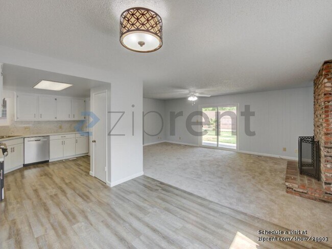 Building Photo - 1058 W Magill Ave