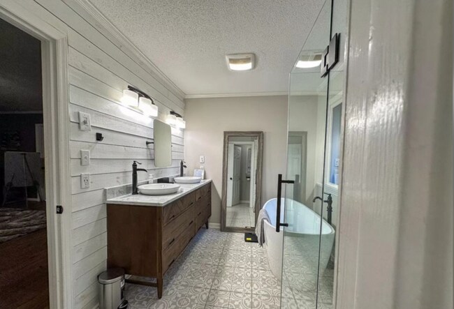 Building Photo - Room rental