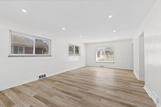 Foto del edificio - 2780 St Joseph Ave