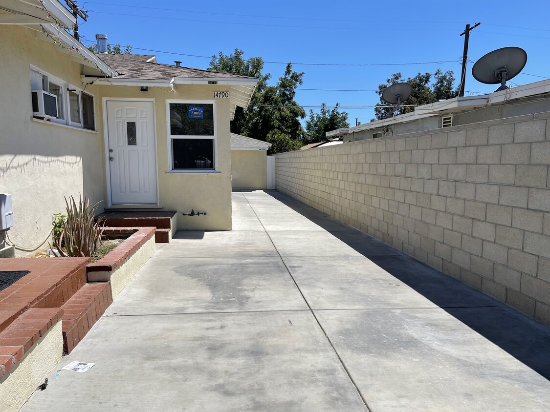 Unit Entry - 14788 Polk St