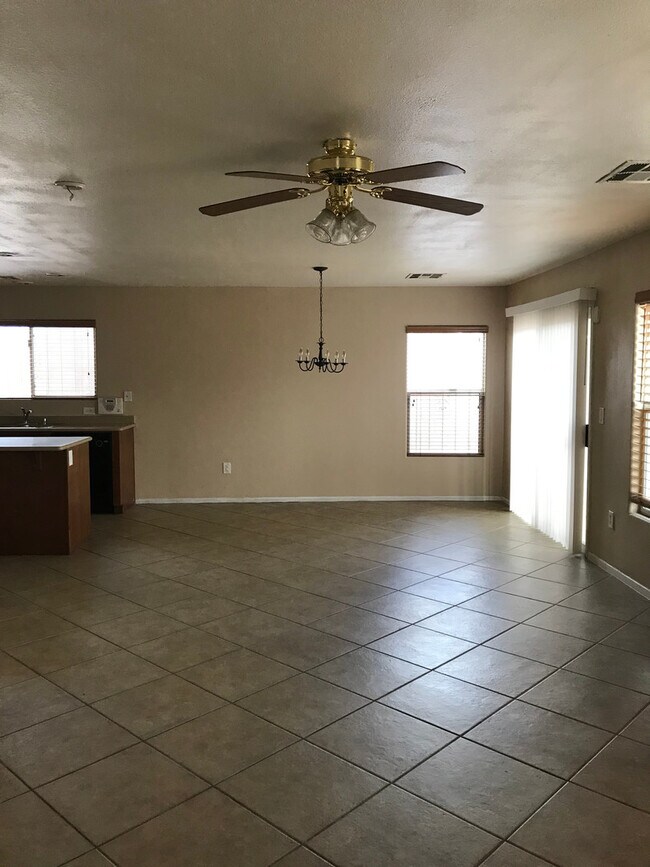 Building Photo - 3 bedroom home in a gated community!