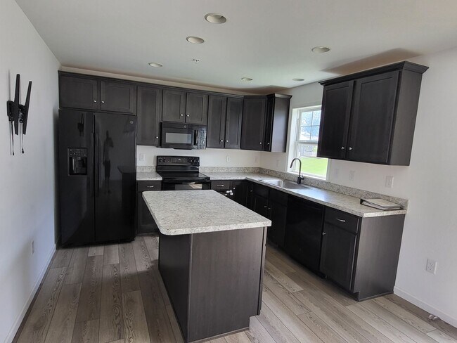 Foto del edificio - Spacious Modern 3 Bedroom Townhome in Annv...