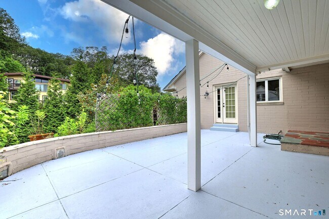 Building Photo - 90 Edgewood Way