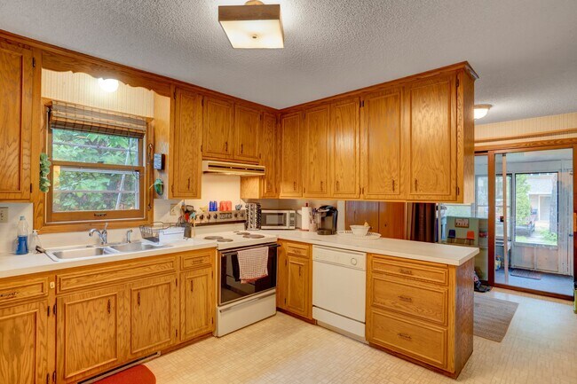Kitchen - 2117 Knapp Street