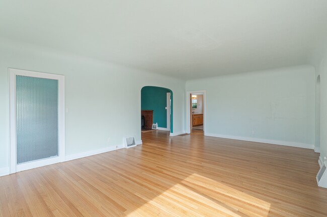 Foto del edificio - 404 Pioneer Ave E