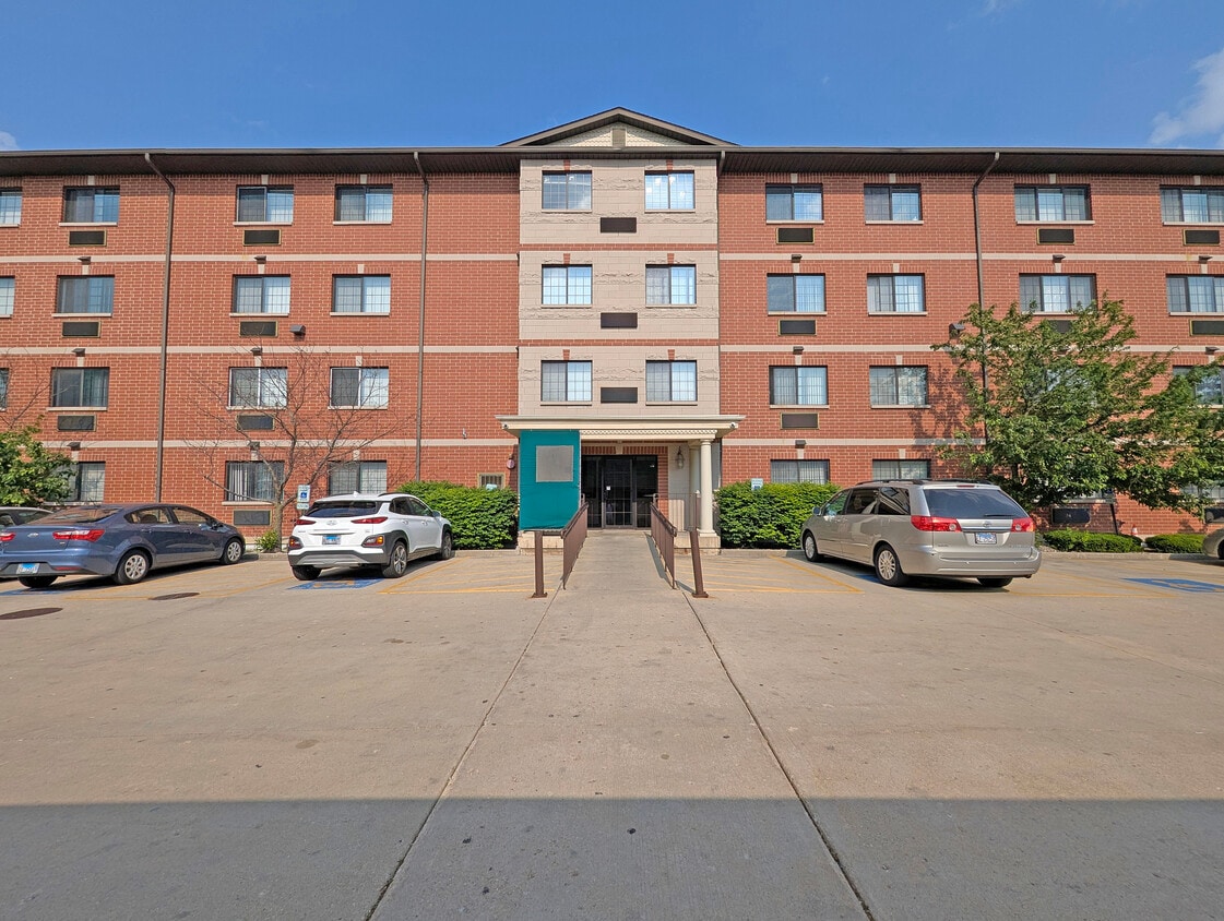 Primary Photo - 3370 W Brooke Ave