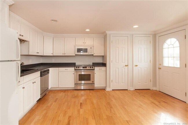 Foto del edificio - 236 Flax Hill Rd