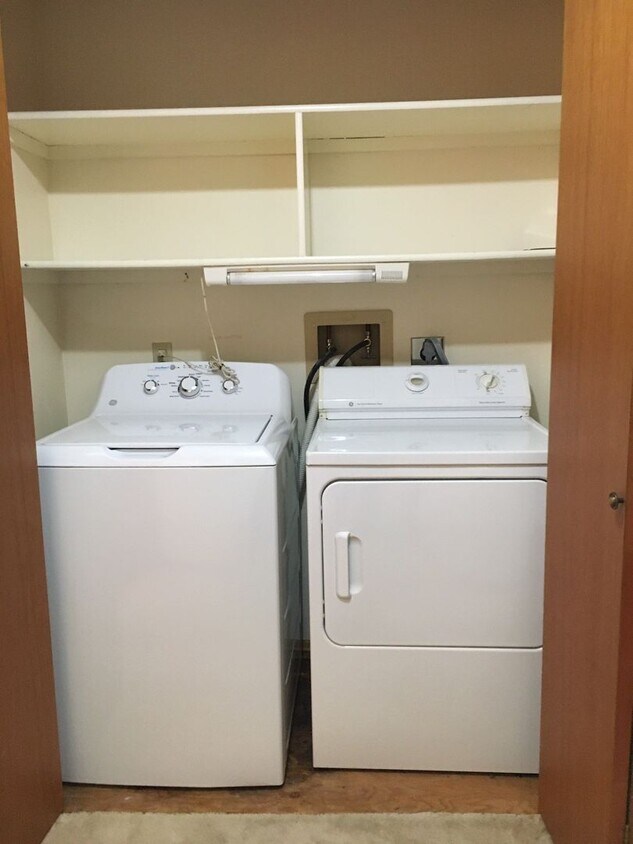 Foto principal - 2 Bedroom, 1 Bathroom Townhouse-Walking di...