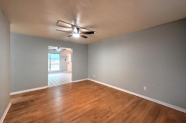 Building Photo - 2138 Lynbrook Ln