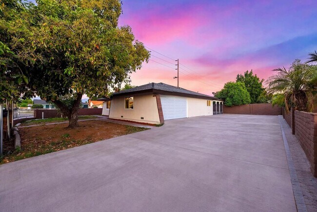 Building Photo - 1704 S Orange Ave