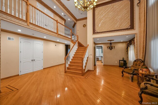 Building Photo - 77-16 Kew Forest Ln