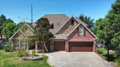 Building Photo - 1501 NE Greenbrier Ct