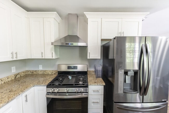 Building Photo - Private Furnished Room in Shared House