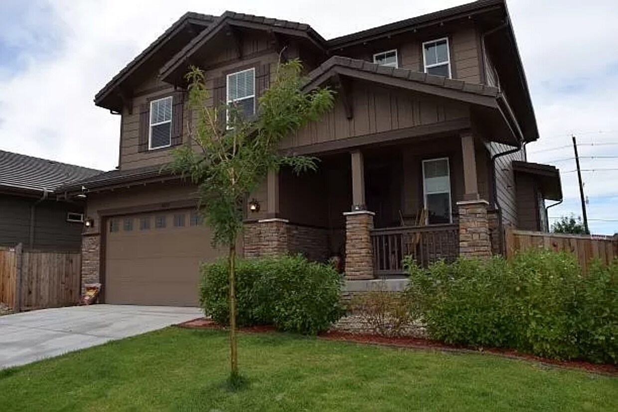 Primary Photo - Spacious 3 Bedroom 2.5 Bathroom Home in Me...