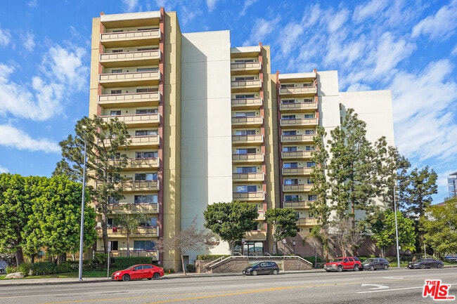 Building Photo - 321 S San Vicente Blvd