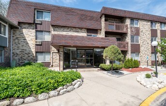 Building Photo - 922 E Old Willow Rd