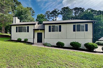 Building Photo - 151 Castleair Dr NE