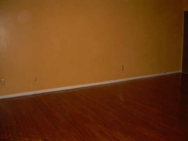Building Photo - 727 N Eucalyptus Ave