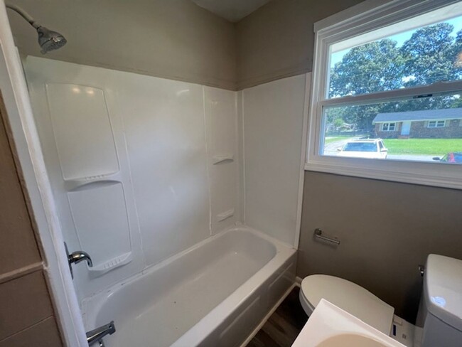 Building Photo - 4941 Fieldcrest Dr