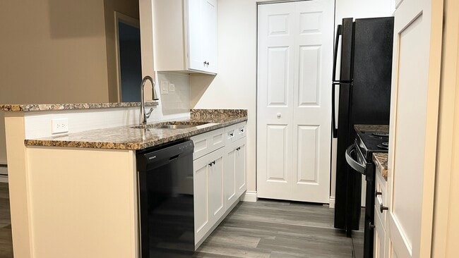 Building Photo - 633 S Virginia Rd