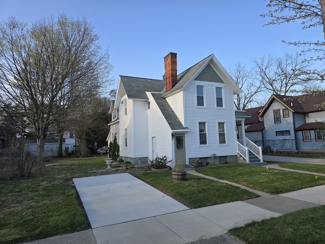 Primary Photo - 130 Grand Ave