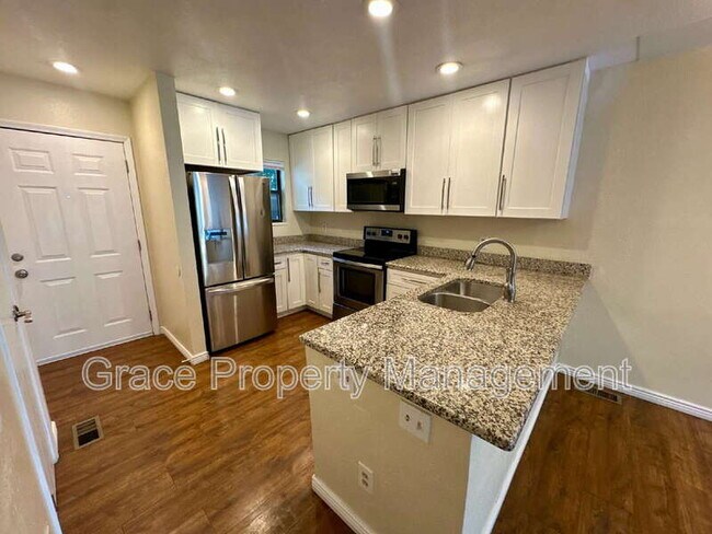 Foto del edificio - 8761 W Cornell Ave