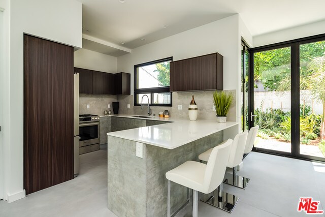 Building Photo - 372 N San Vicente Blvd