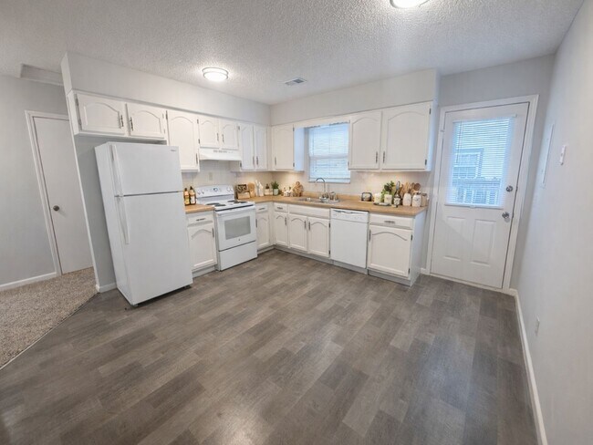 Foto del edificio - 2BR 1BA Triplex • Private Backyard in Downtown Smithville