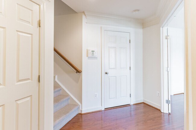 Foto del edificio - Lovely Townhome Conveniently Located!
