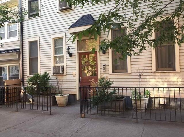 Primary Photo - 479 Monmouth St