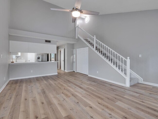 Foto del edificio - 2532 Golden Park Ln